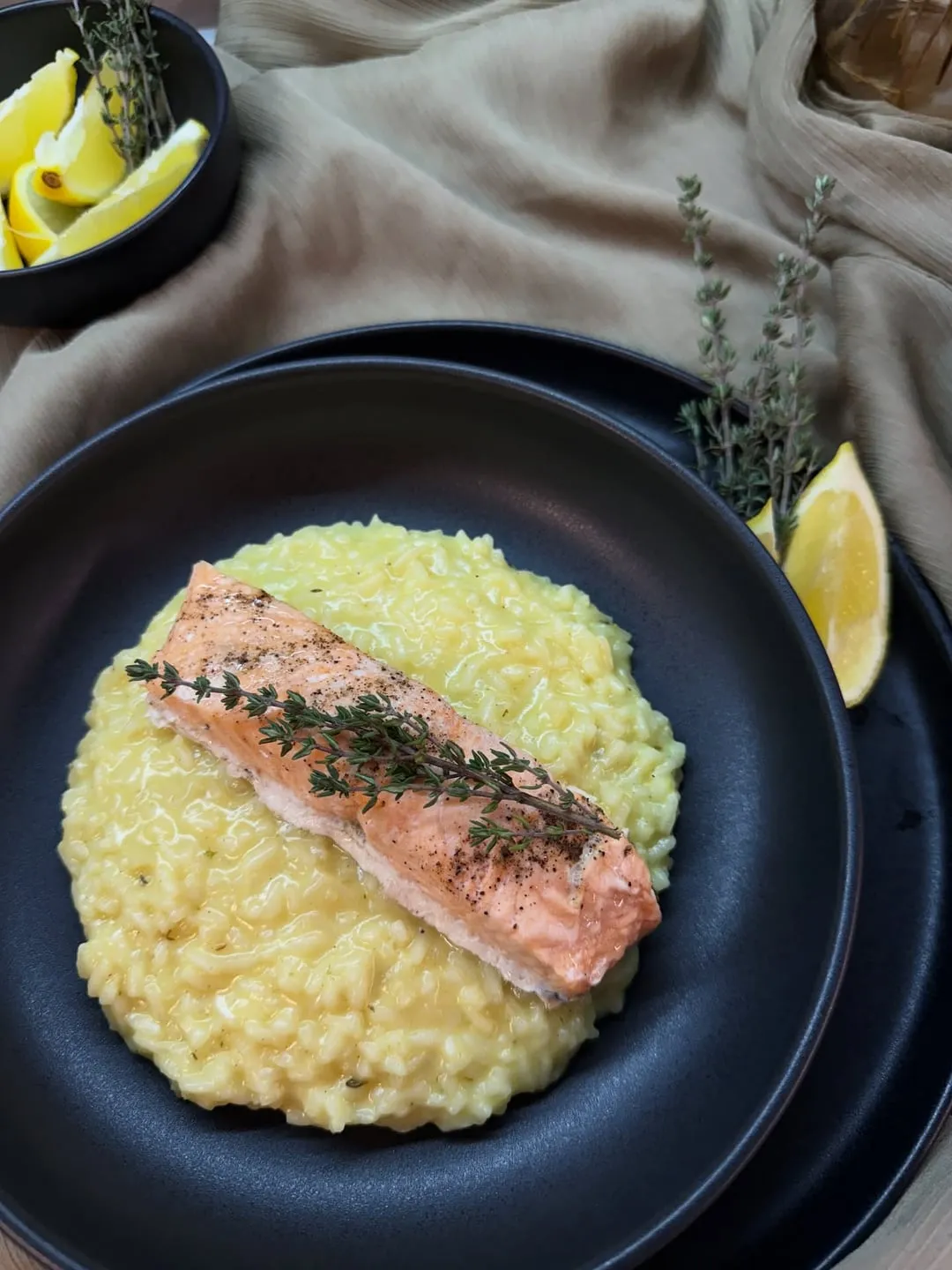 Thermomix® Rezept: Cremiges Zitronenrisotto mit zartem Lachs – und das Beste daran? Ich musste dafür kaum Zeit in der Küche verbringen. ✨
